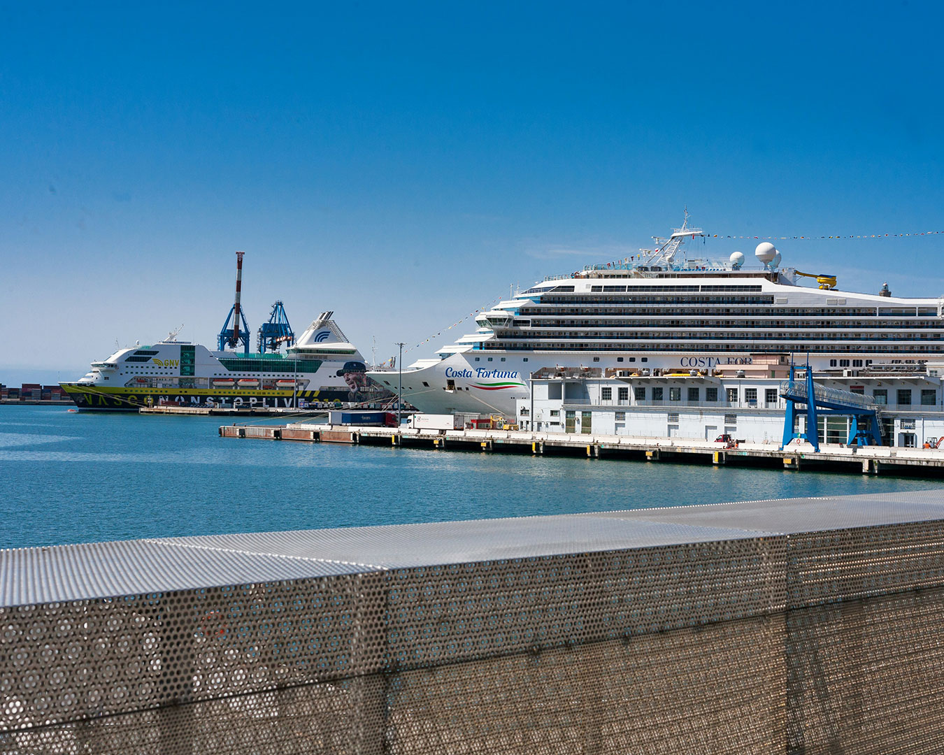 Fähren im Hafen von Genua