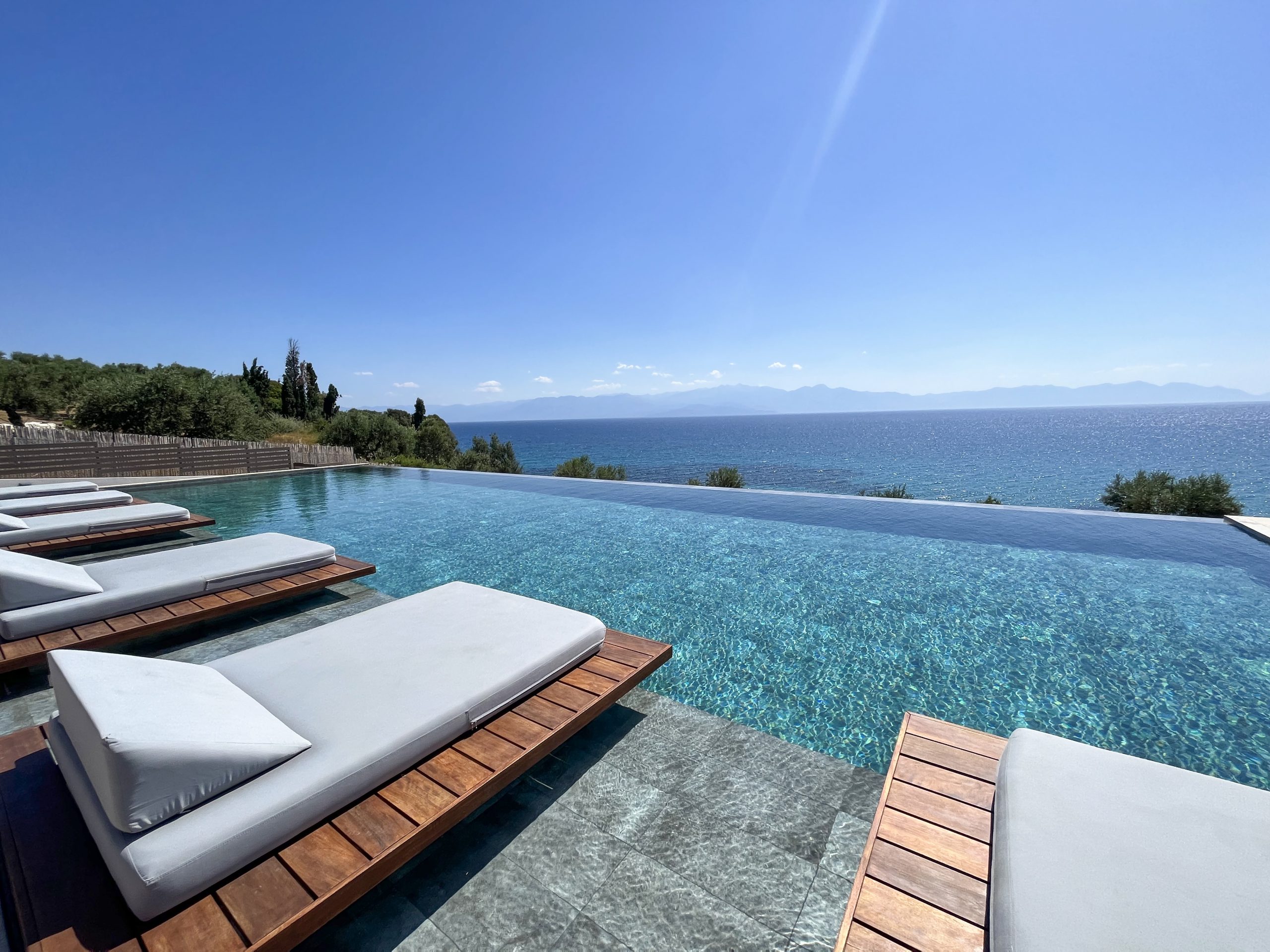 Infinity Pool mit Liegen und traumhaftem Meerblick in Kalamata Griechenland – luxuriöse Entspannung im Hotel Colonides © Idealtours
