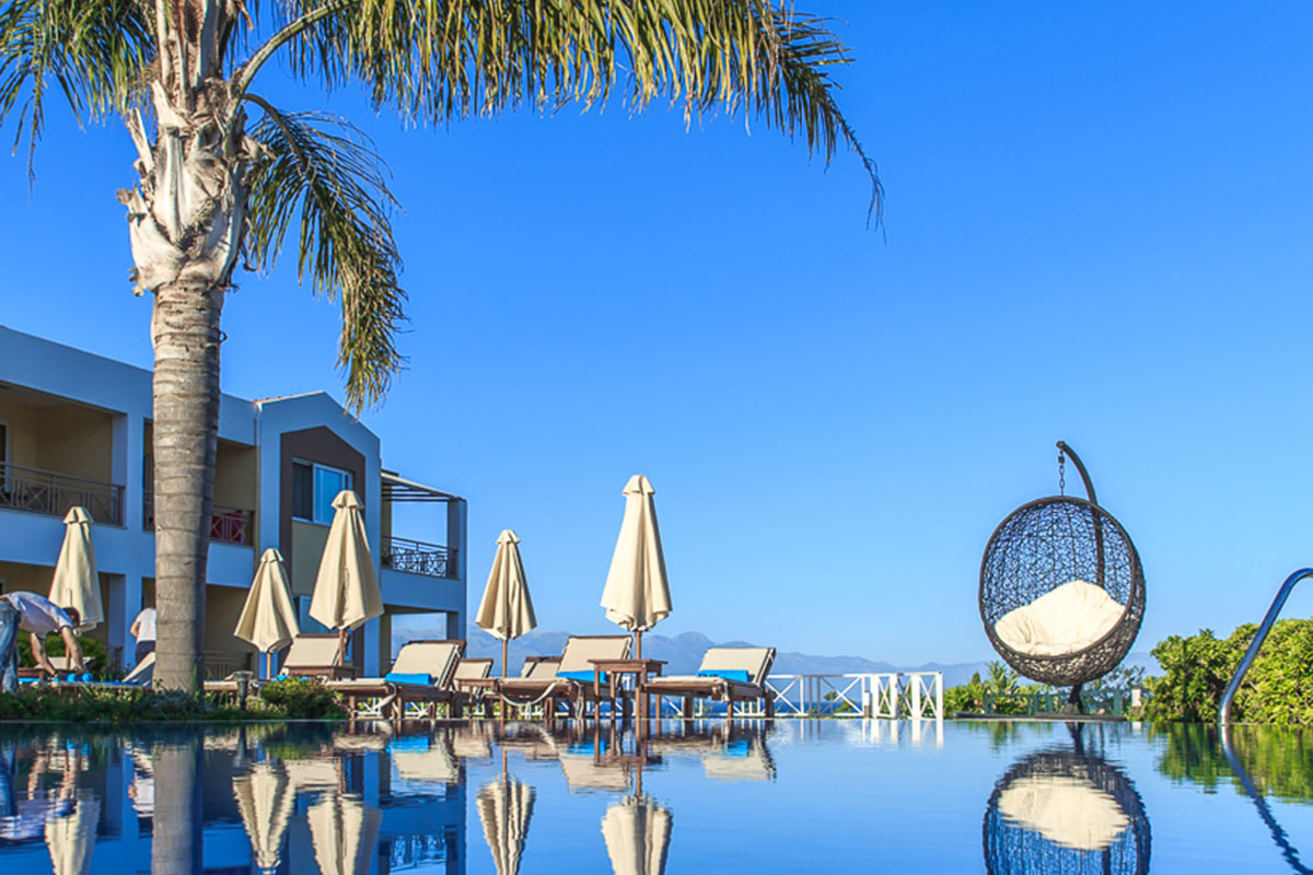 Moderne Hotelanlage mit Pool, Palmen und Hängesessel im Hotel Colonides in Kalamata Griechenland © Idealtours