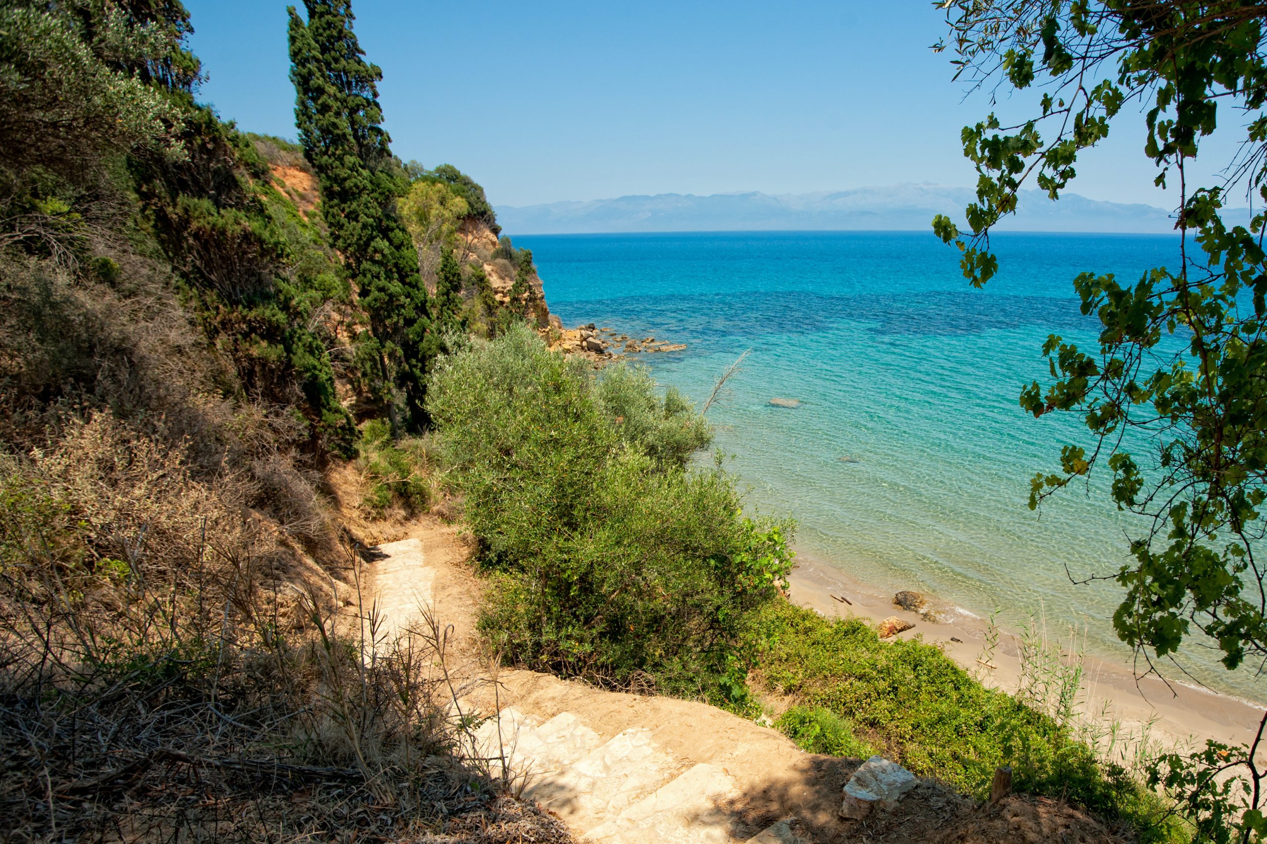 Küstenweg und türkisblaues Meer bei Kalamata Griechenland – naturbelassener Strand mit mediterraner Vegetation © Idealtours