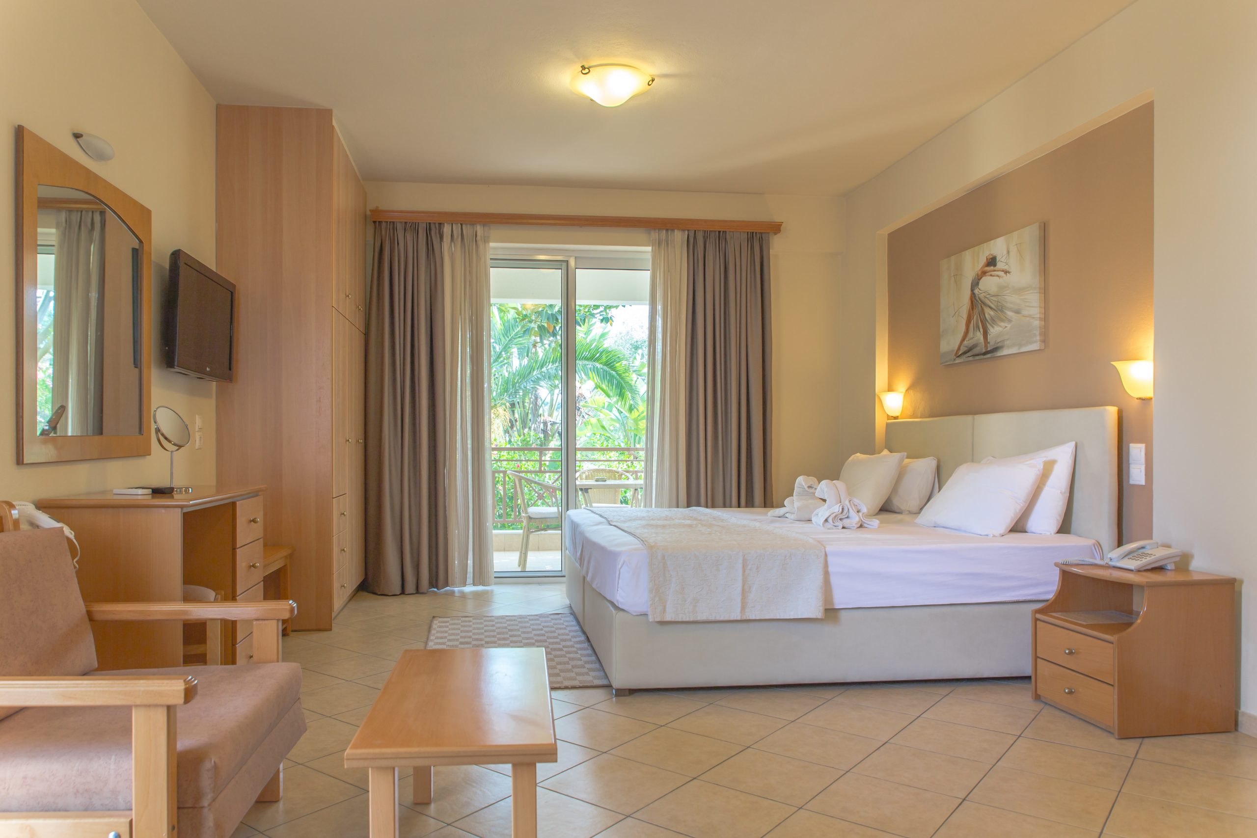 Helles Hotelzimmer mit Balkon und Gartenblick im Hotel Colonides Kalamata Griechenland – komfortable Unterkunft © Idealtours