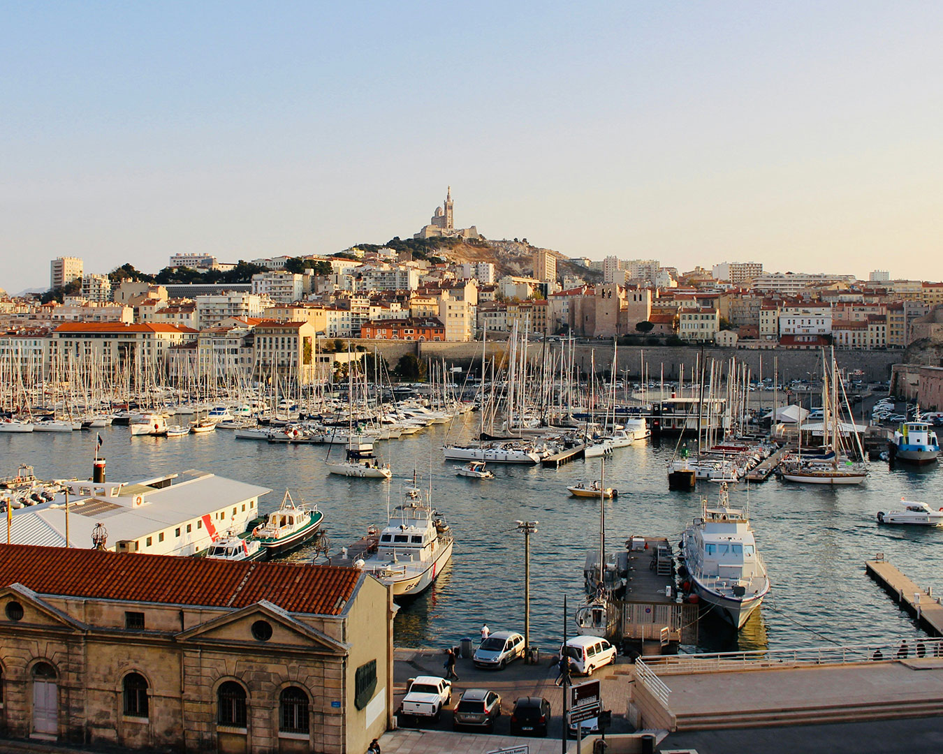 Alter Hafen von Marseille mit Segelbooten und Basilika Notre-Dame de la Garde auf dem Hügel