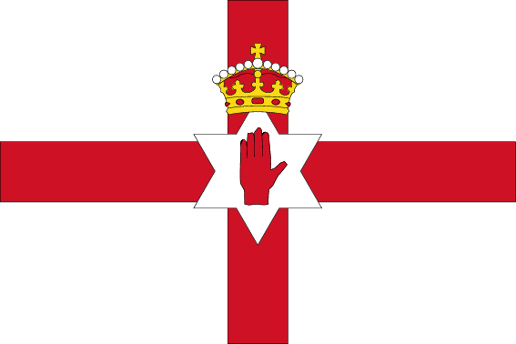 Flagge von Nordirland mit rotem Georgskreuz auf weißem Grund, weißem sechszackigen Stern mit roter Hand von Ulster in der Mitte und einer goldenen Krone darüber