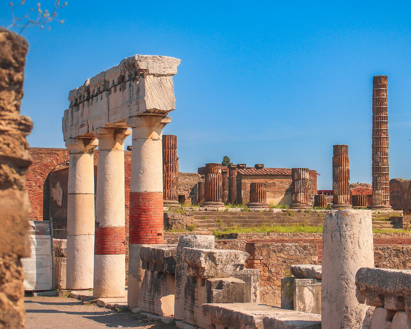 Antike Ruinen und Säulen in der archäologischen Ausgrabungsstätte von Pompeji