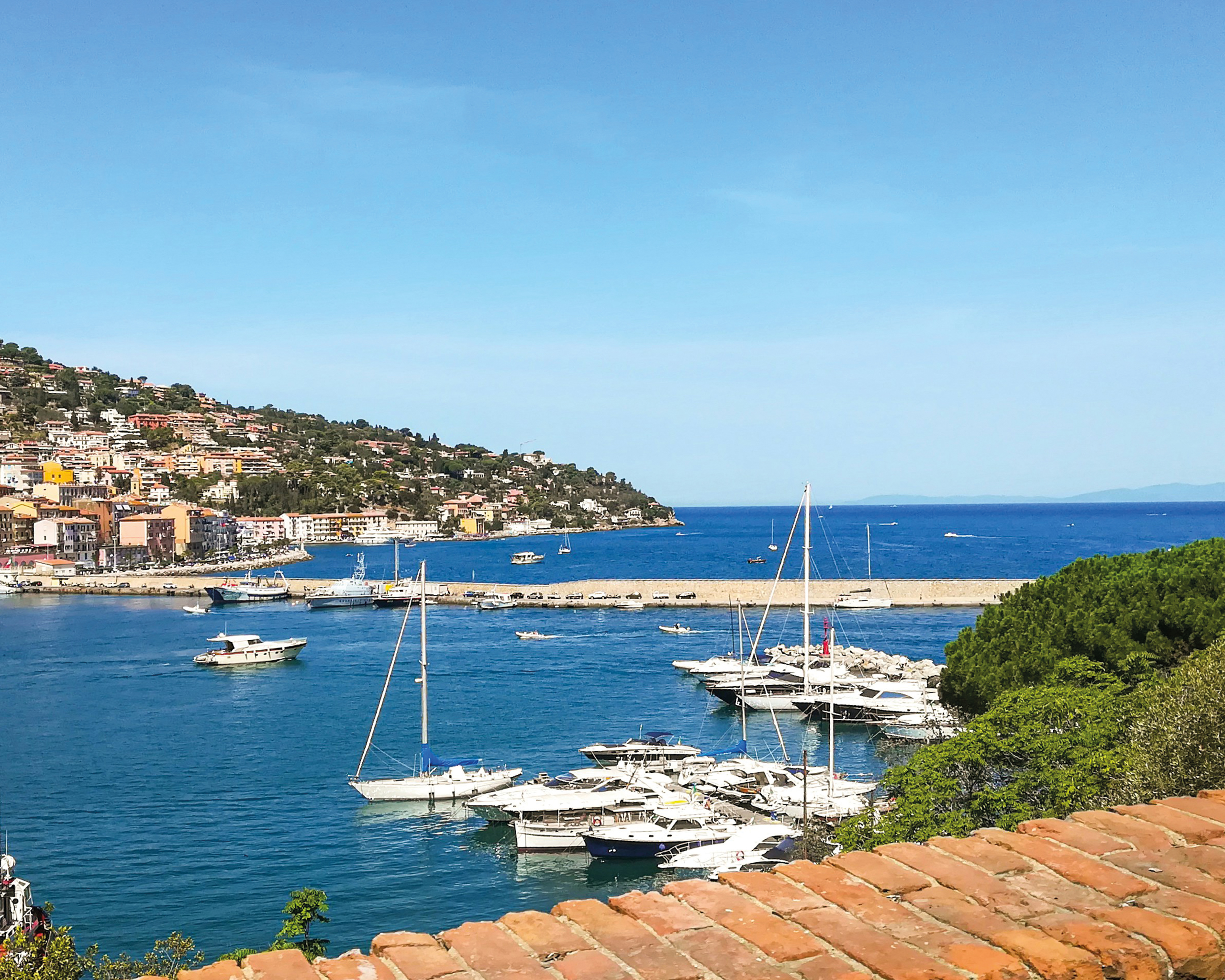 Yachthafen bei Grosseto in der südlichen Toskana mit Blick auf das tiefblaue Mittelmeer und die Küstenstadt.