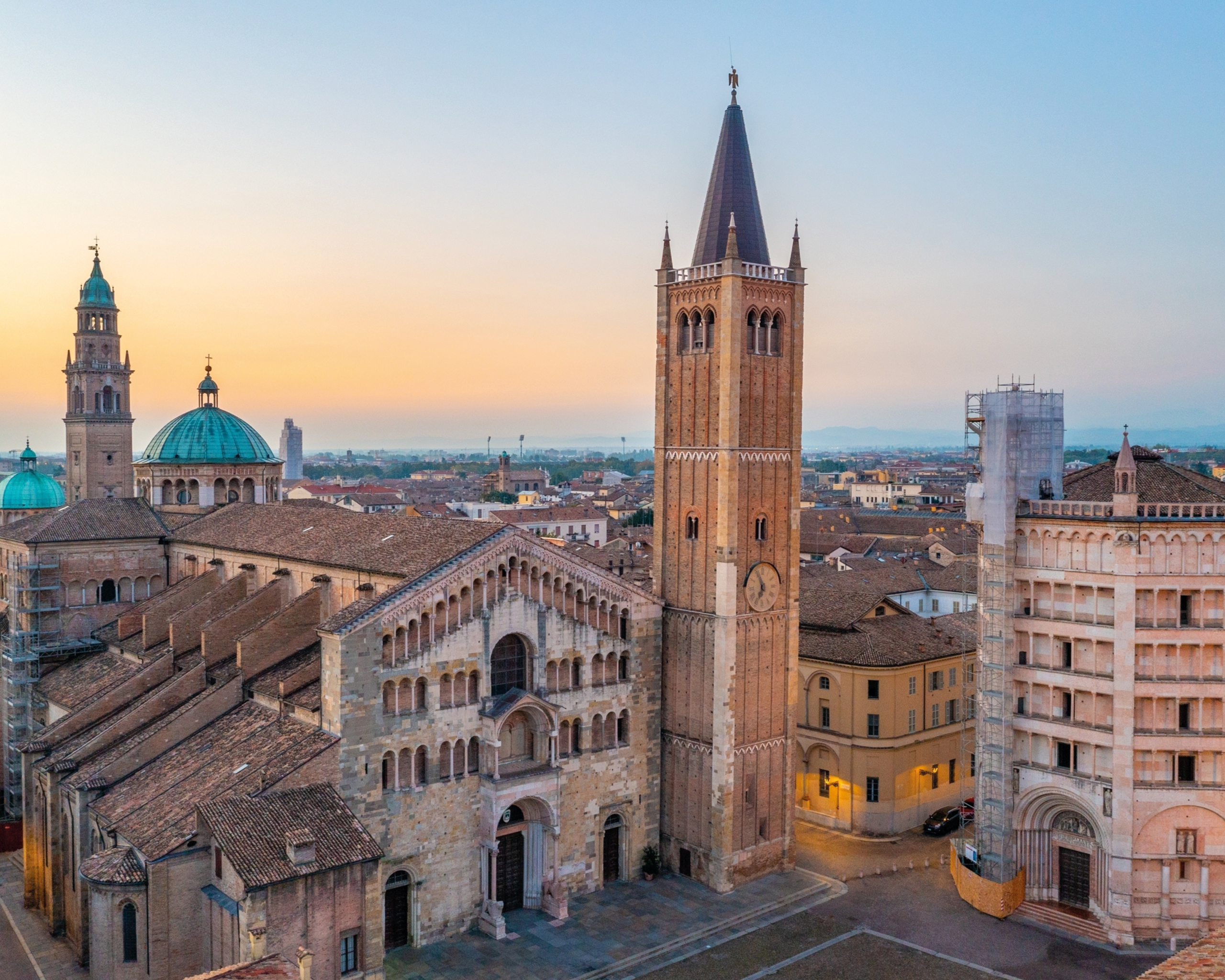 Dom und historische Altstadt von Parma bei Sonnenuntergang in der Emilia-Romagna, Italien.