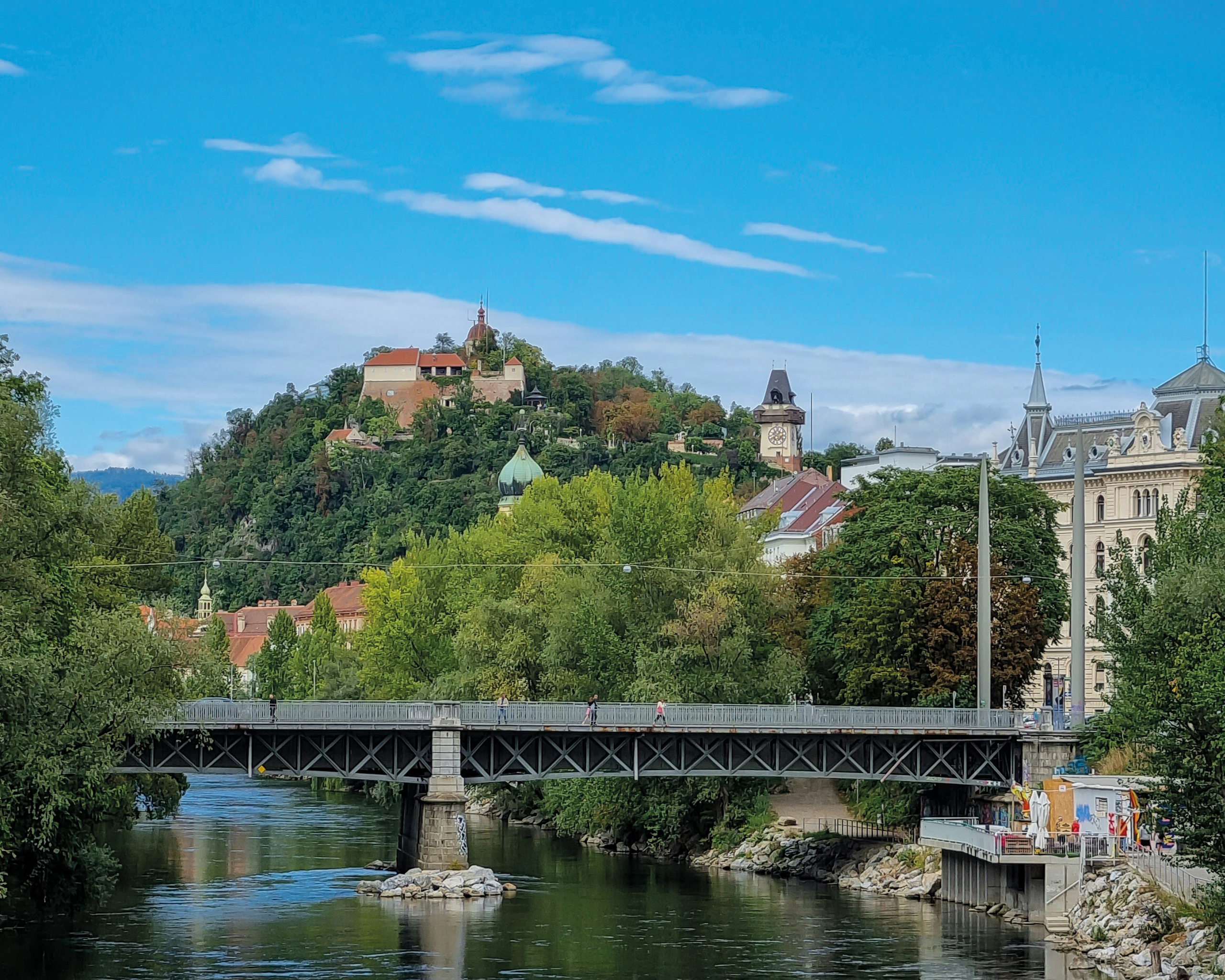 Graz mit Schlossberg und Uhrturm sowie Murbrücke – Stadtansicht