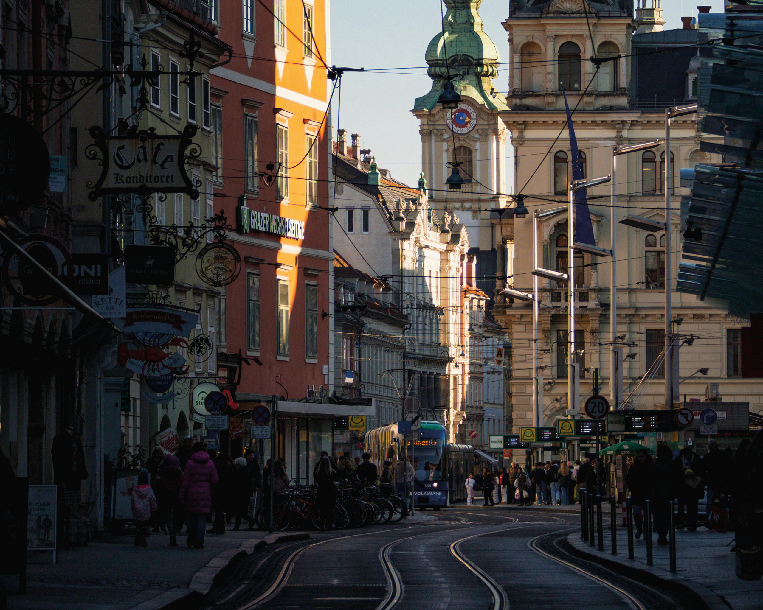 Historische Altstadt von Graz mit Straßenbahn und bunten Häuserfassaden in der Steiermark