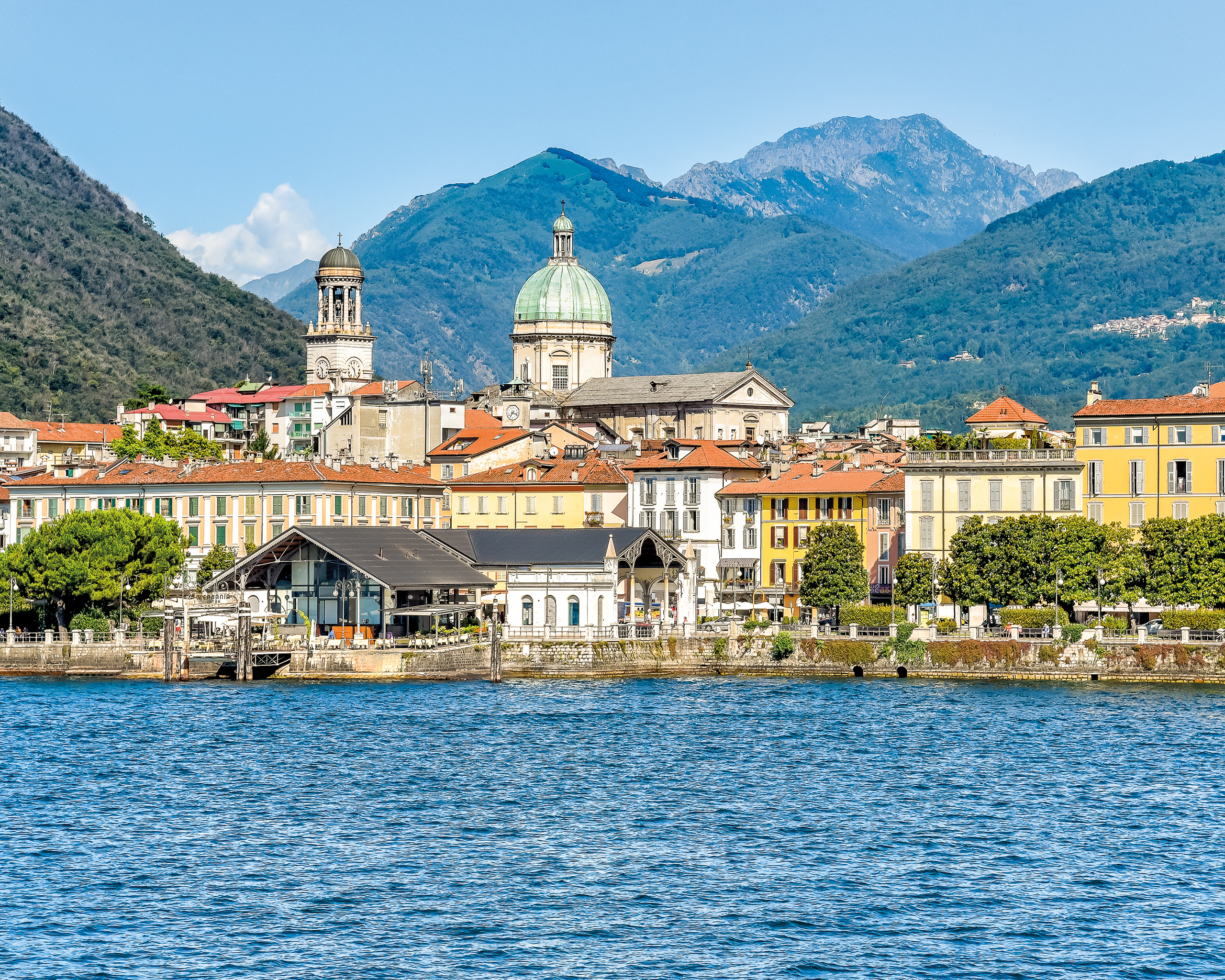 Uferpromenade von Intra am Lago Maggiore mit historischer Altstadt und Alpenkulisse
