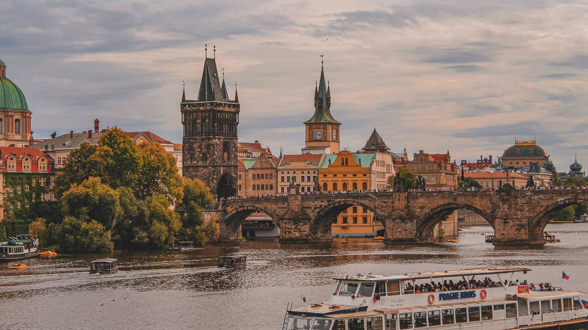 Karlsbrücke und historische Altstadt von Prag an der Moldau