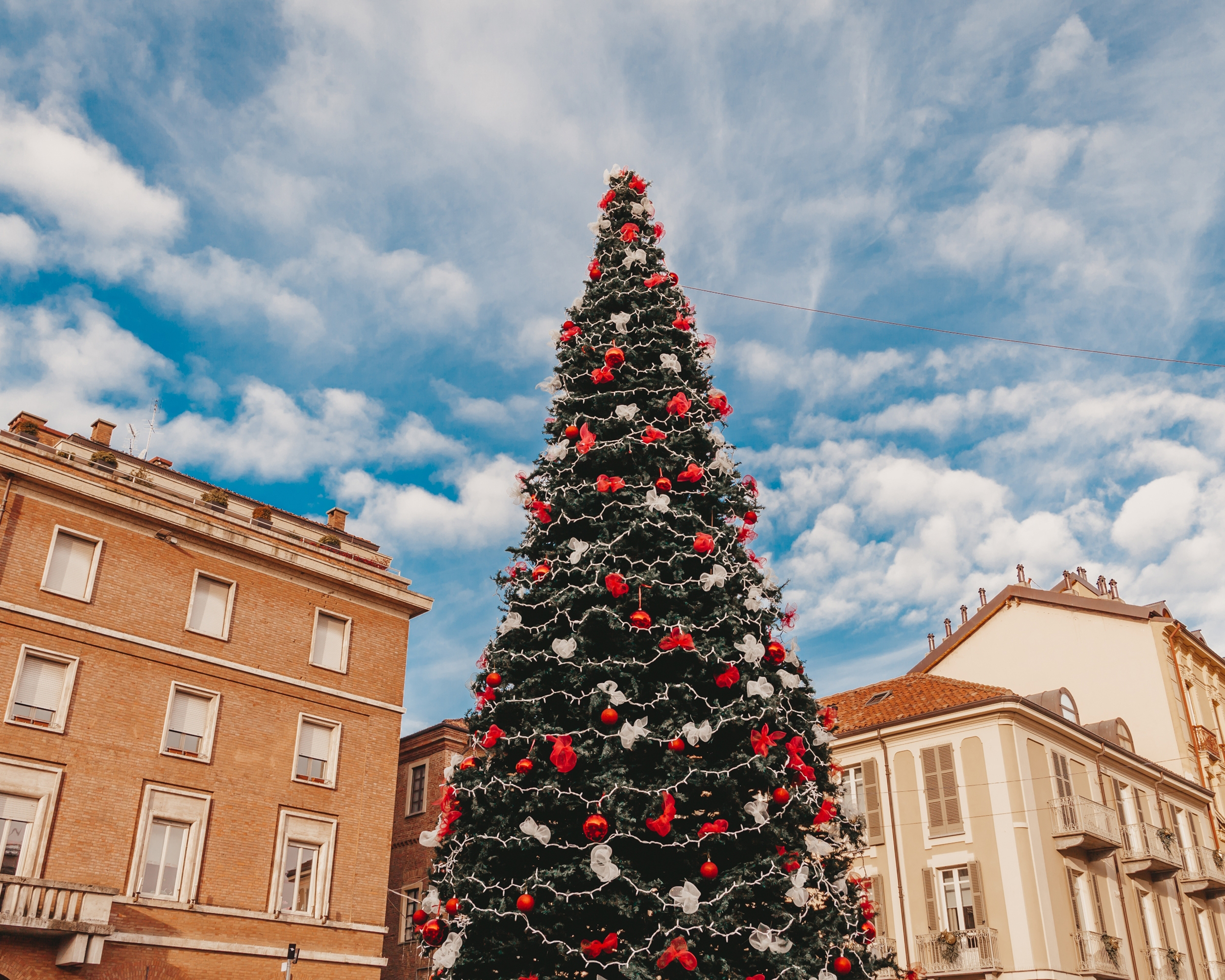 Festlich geschmückter Weihnachtsbaum im historischen Zentrum von Asti zur Advents- und Weihnachtszeit.