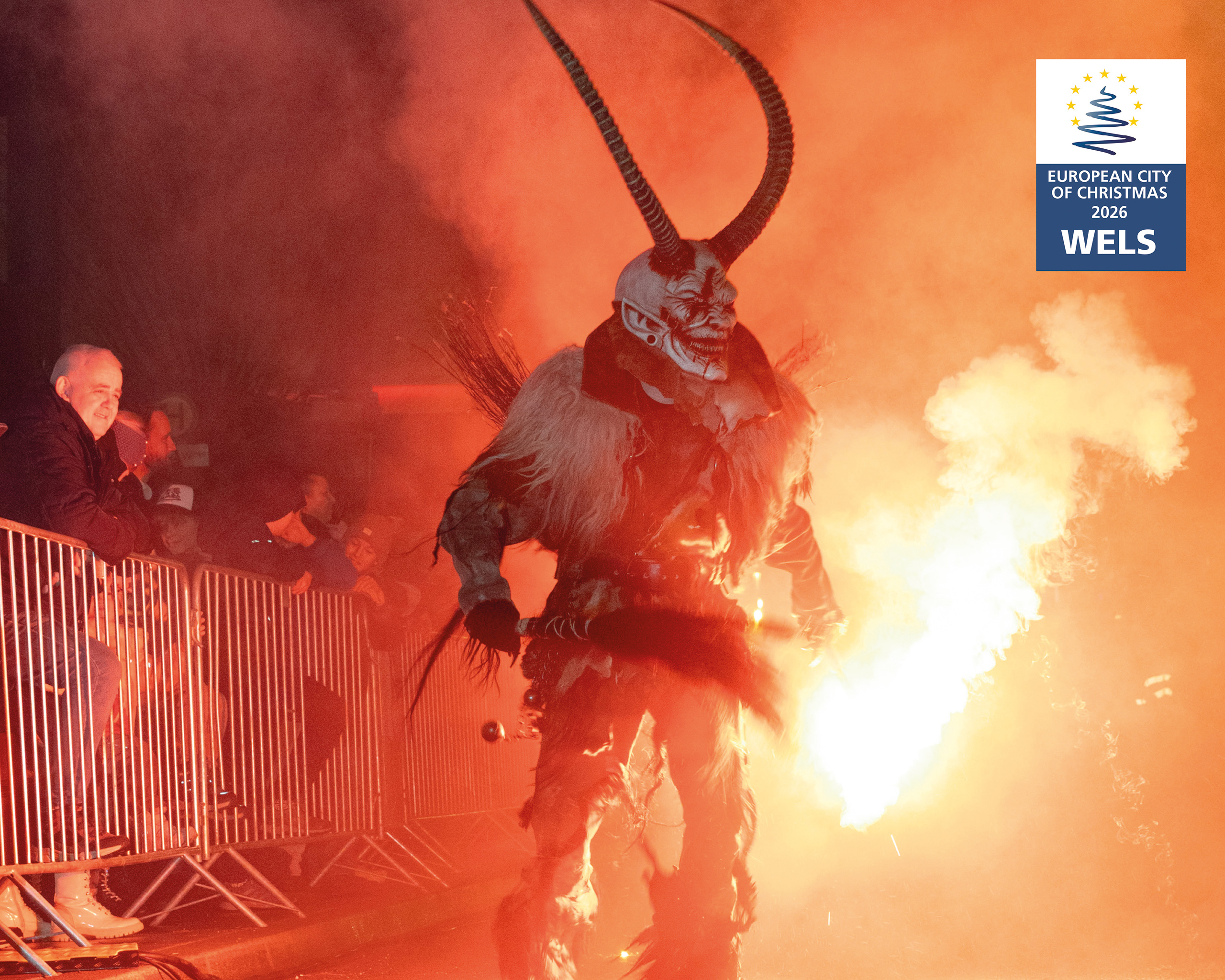 Perchtenlauf in Wels mit traditioneller Krampusfigur und Feuer, spektakulärer Brauchtumsevent im Advent – © Chris Holzinger / Tourismusverband Region Wels