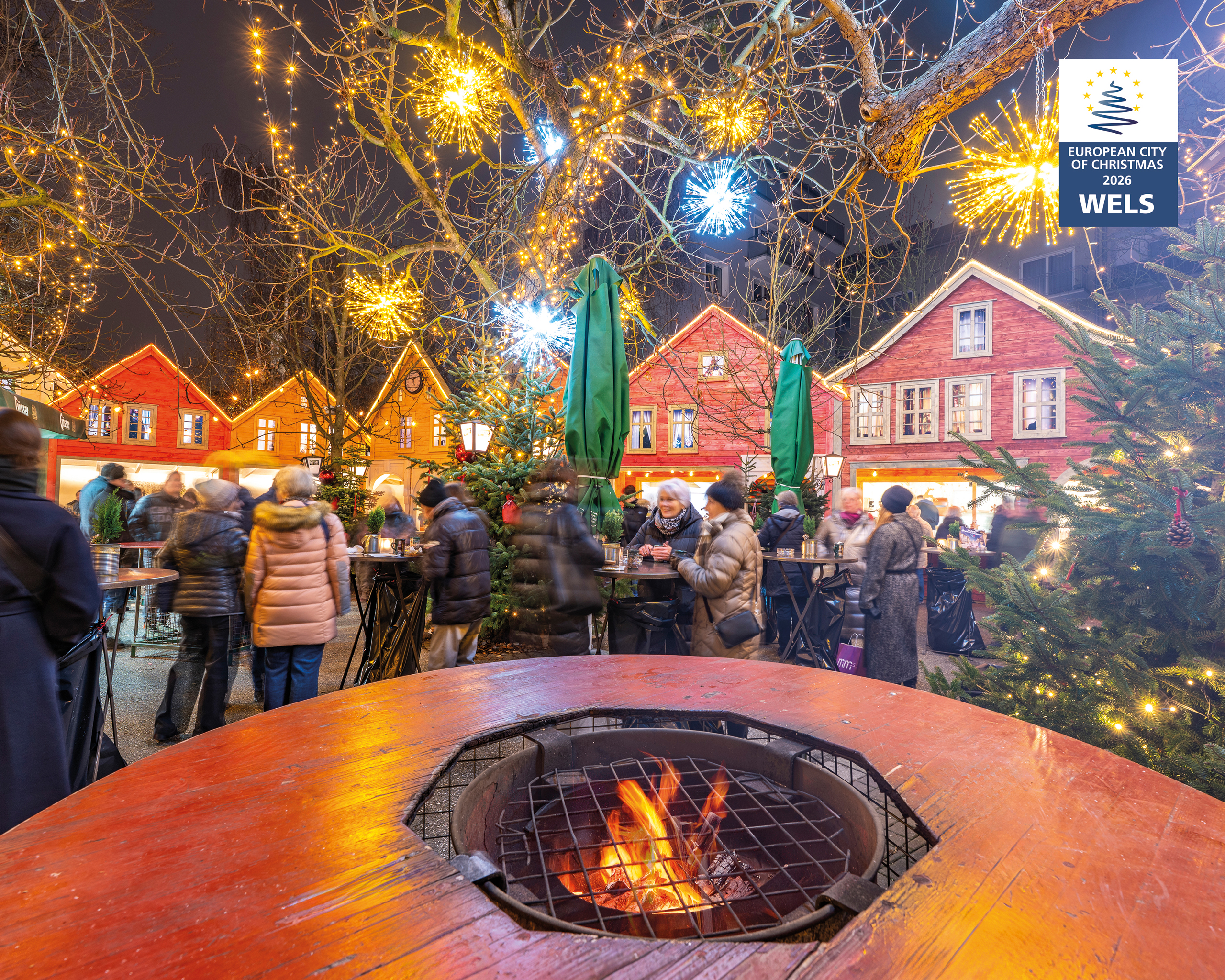 Weihnachtsmarkt in Wels mit Feuerstelle, festlich dekorierten Hütten und gemütlicher Adventstimmung – © Tourismusverband Region Wels / Peter Echt