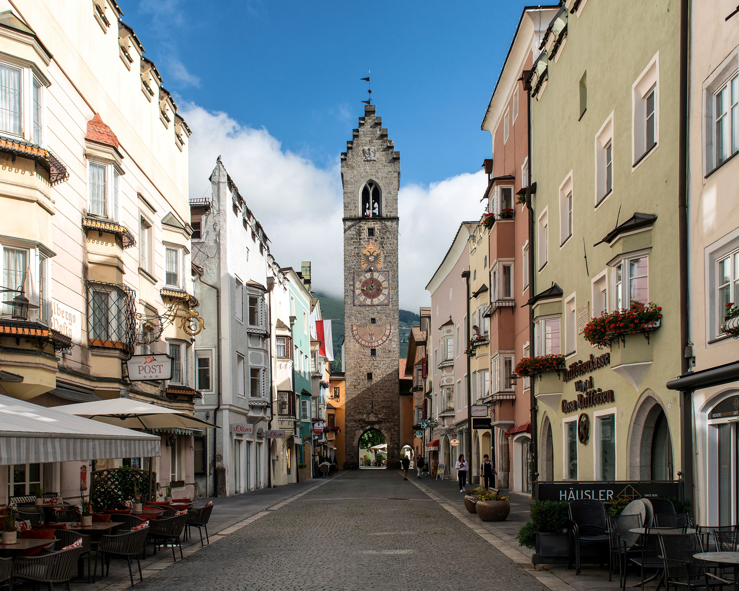 Blick durch die historische Altstadt von Sterzing auf den Zwölferturm, Schauplatz des beliebten Knödelfestes in Südtirol. © Pexels