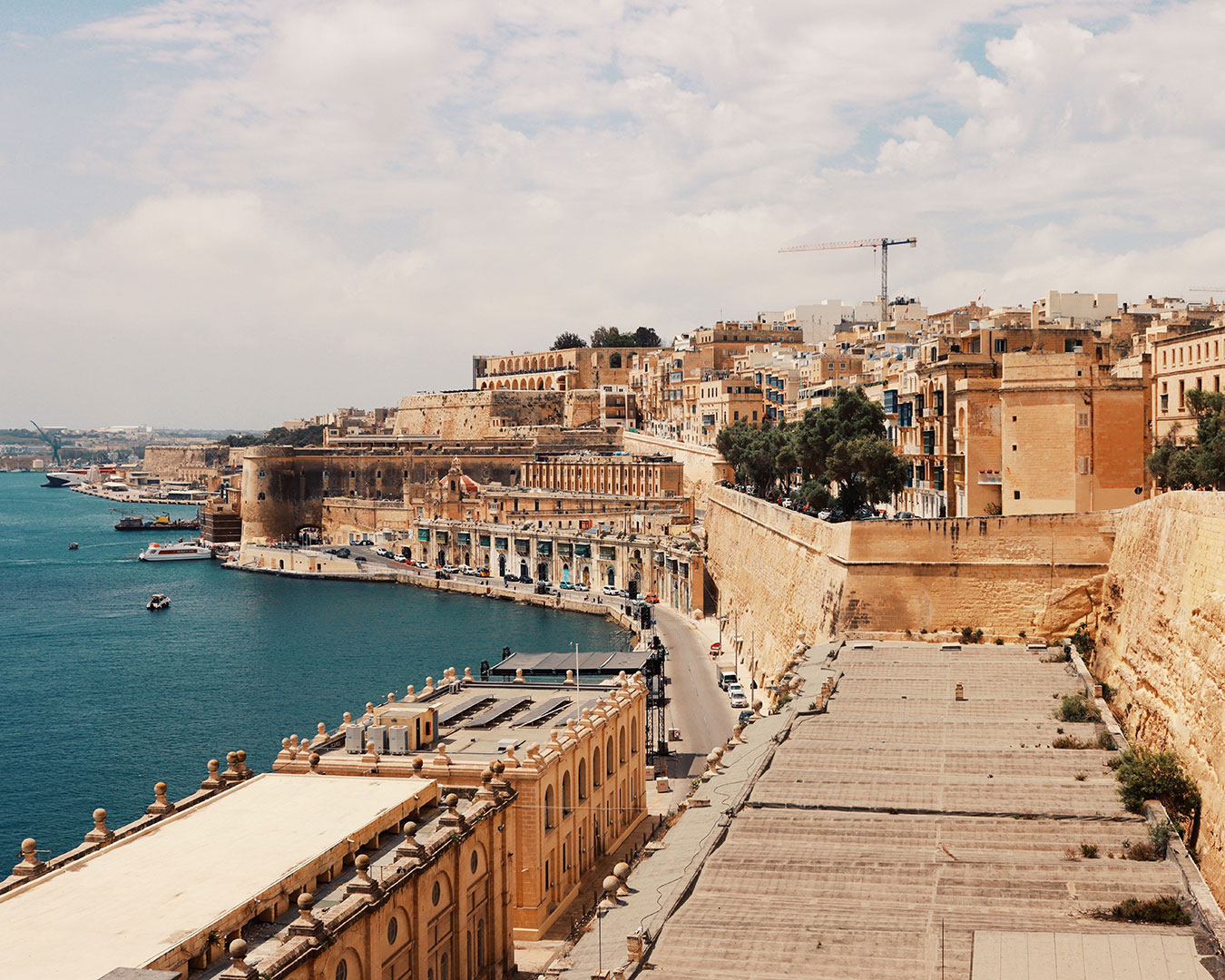 Befestigungsanlagen und historische Gebäude von Valletta direkt am Hafen von Malta