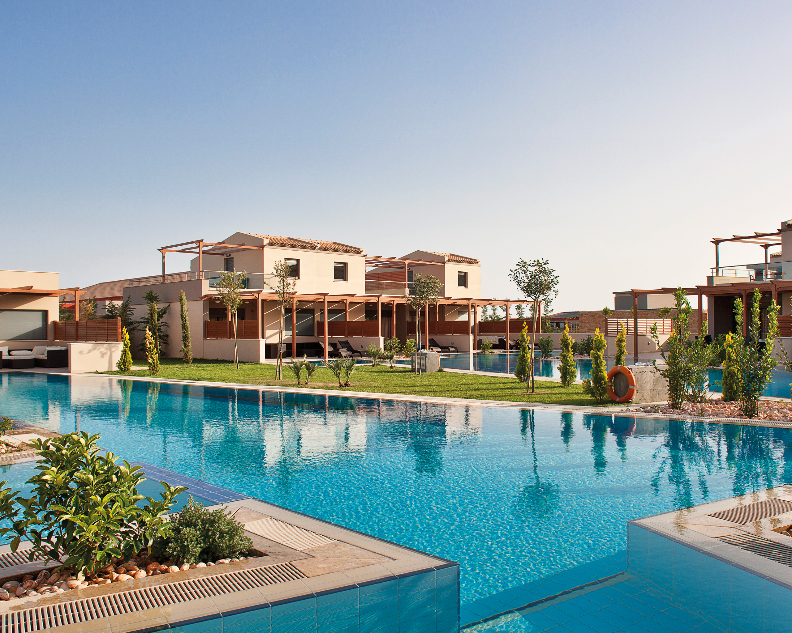 Poolanlage des Hotel Apollonion auf Kefalonia mit modernen Suiten und mediterraner Gartenanlage © Idealtours