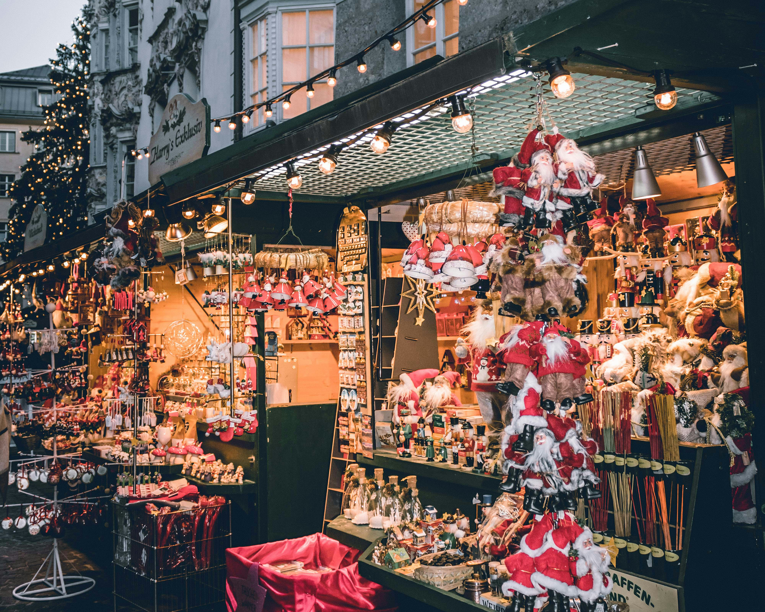 Stimmungsvoller Weihnachtsmarkt in Innsbruck mit festlich geschmückten Ständen voller Christbaumschmuck und Lichterglanz.