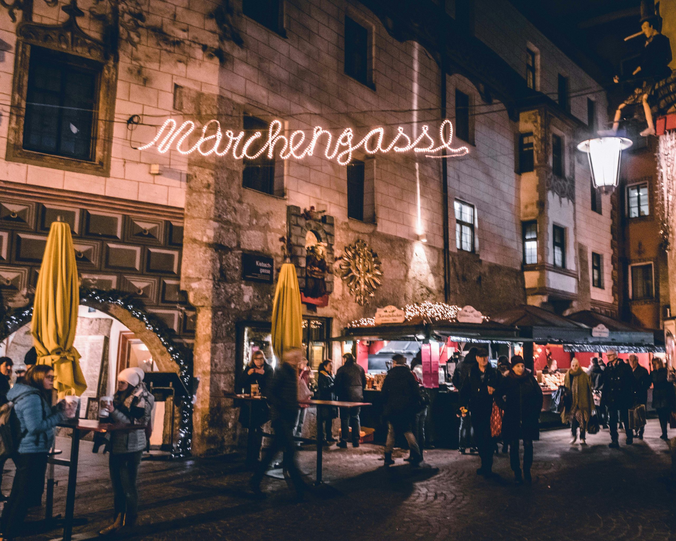 Romantische Märchengasse am Innsbrucker Weihnachtsmarkt mit festlicher Beleuchtung, historischen Fassaden und gemütlichem Weihnachtsflair.