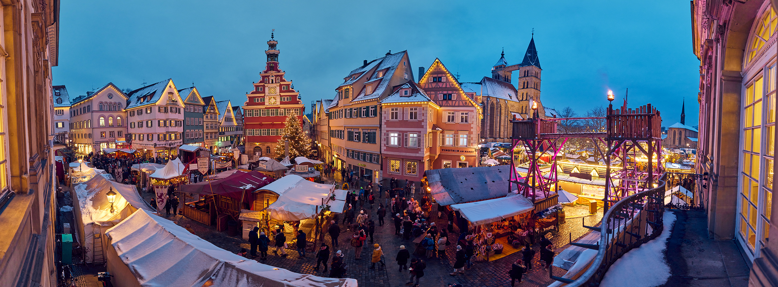 Esslinger Mittelaltermarkt & Weihnachtsmarkt in der historischen Altstadt – festlich beleuchtete Fachwerkhäuser, geschmückter Christbaum und stimmungsvoll dekorierte Marktstände im winterlichen Abendlicht.