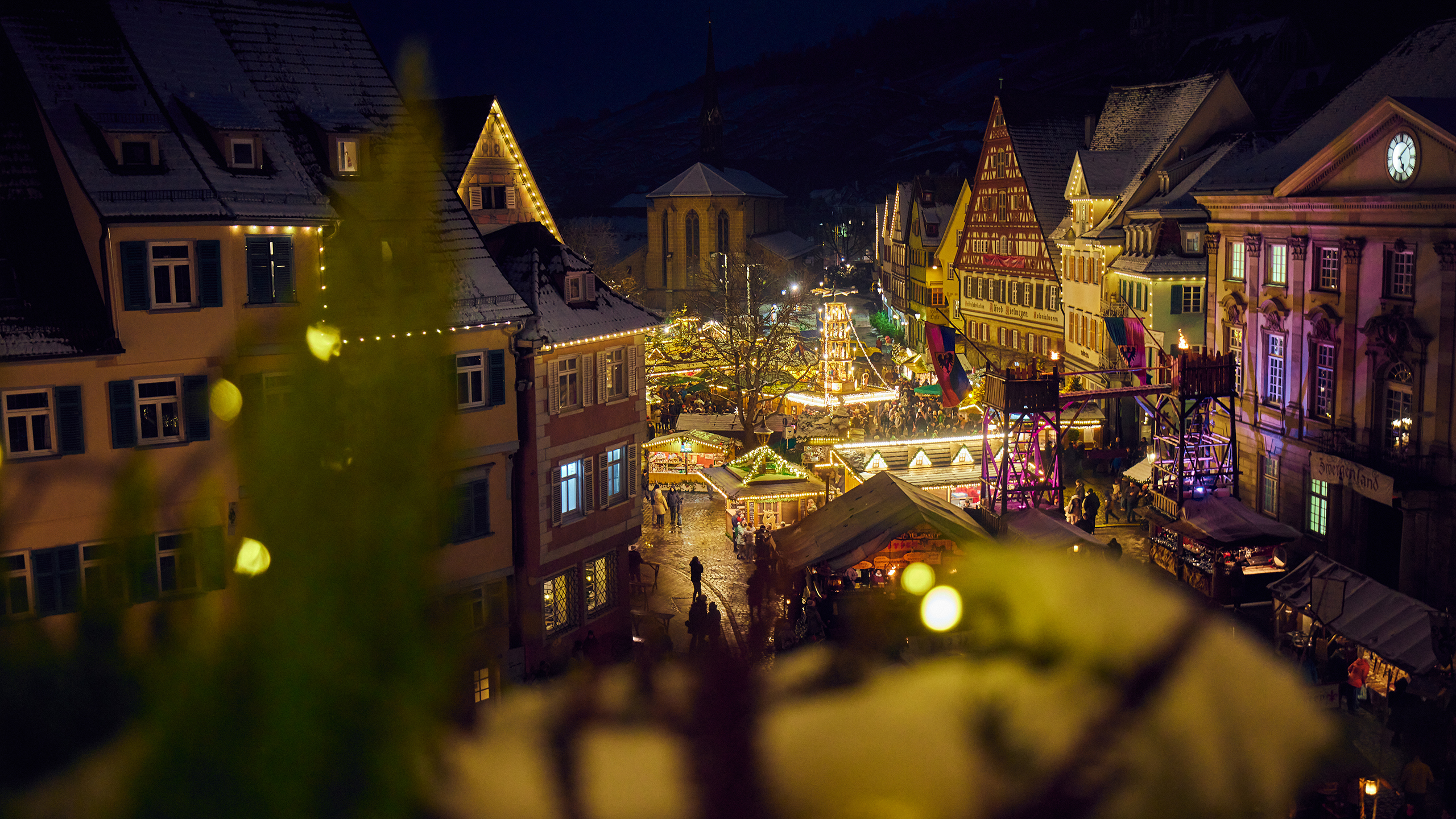 Blick auf den festlich erleuchteten Esslinger Mittelaltermarkt & Weihnachtsmarkt bei Nacht – mit Glühweinpyramide, historischen Fachwerkhäusern und dem prächtigen Kielmeyerhaus am Marktplatz