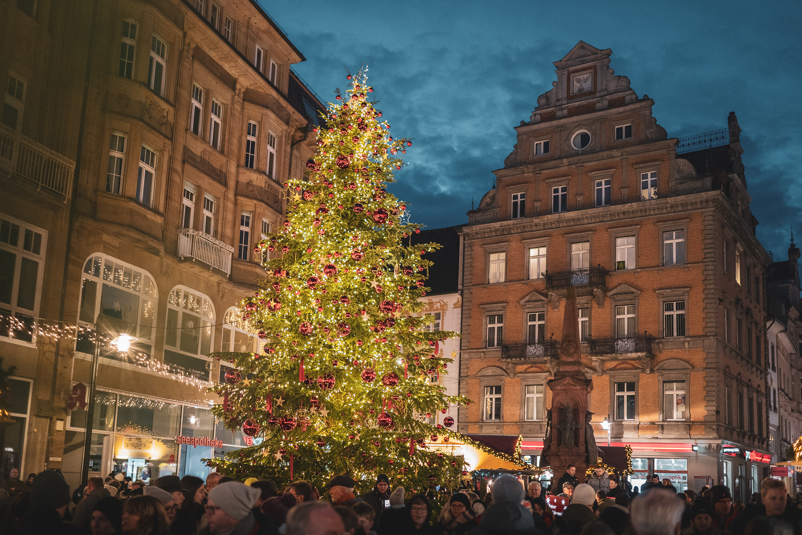 Festlicher Weihnachtsbaum im Herzen von Konstanz – funkelnde Kugeln, historische Fassaden und lebendige Adventsstimmung