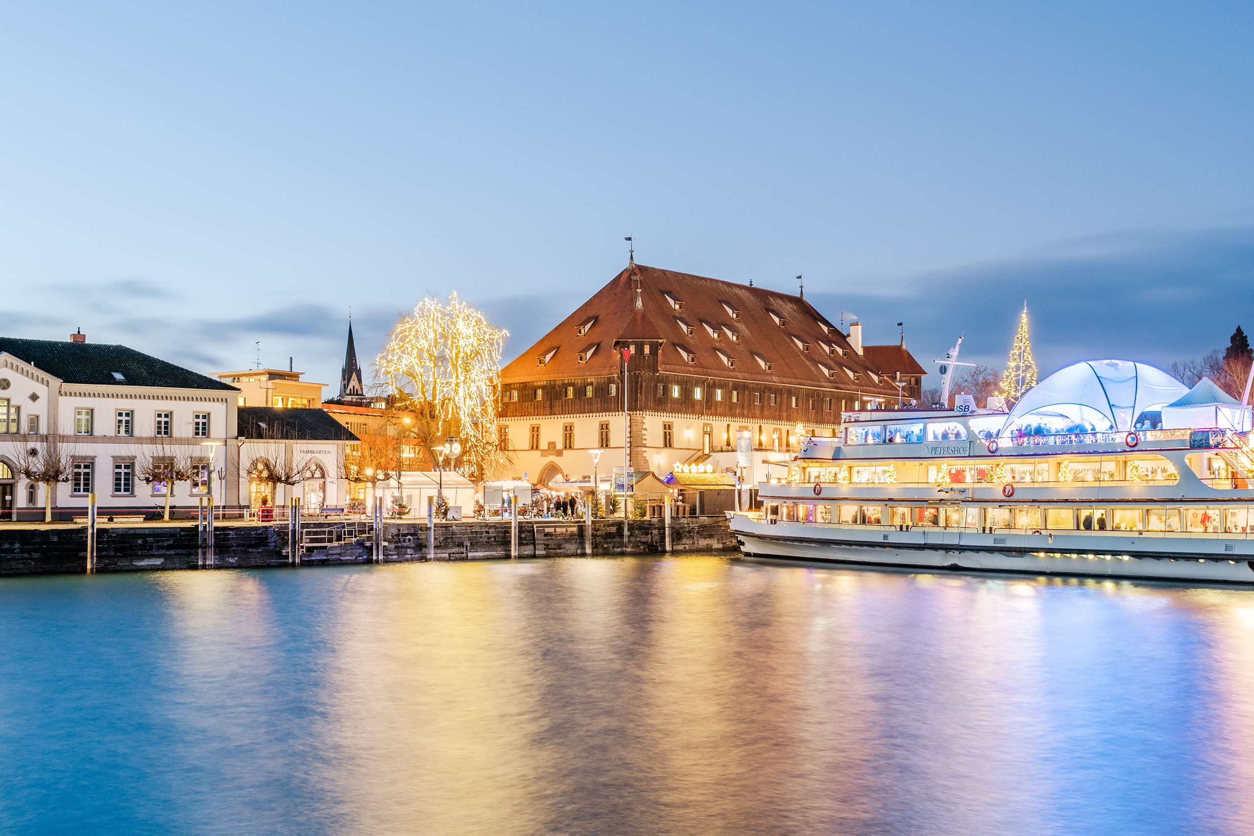 Zauberhafte Hafenstimmung in Konstanz – festlich beleuchtetes Weihnachtsschiff, historische Kulisse und glitzernde Lichter am Bodensee