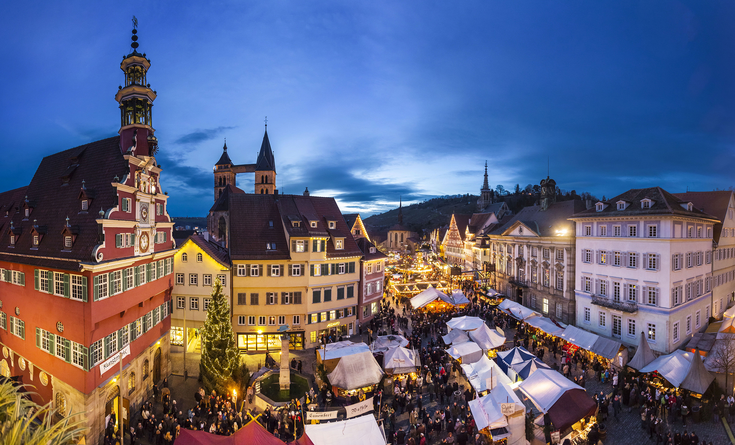 Abendstimmung über dem Esslinger Mittelaltermarkt & Weihnachtsmarkt – festlich erleuchtete Marktstände, das Alte Rathaus mit Uhrturm und die historische Altstadt im winterlichen Lichterglanz