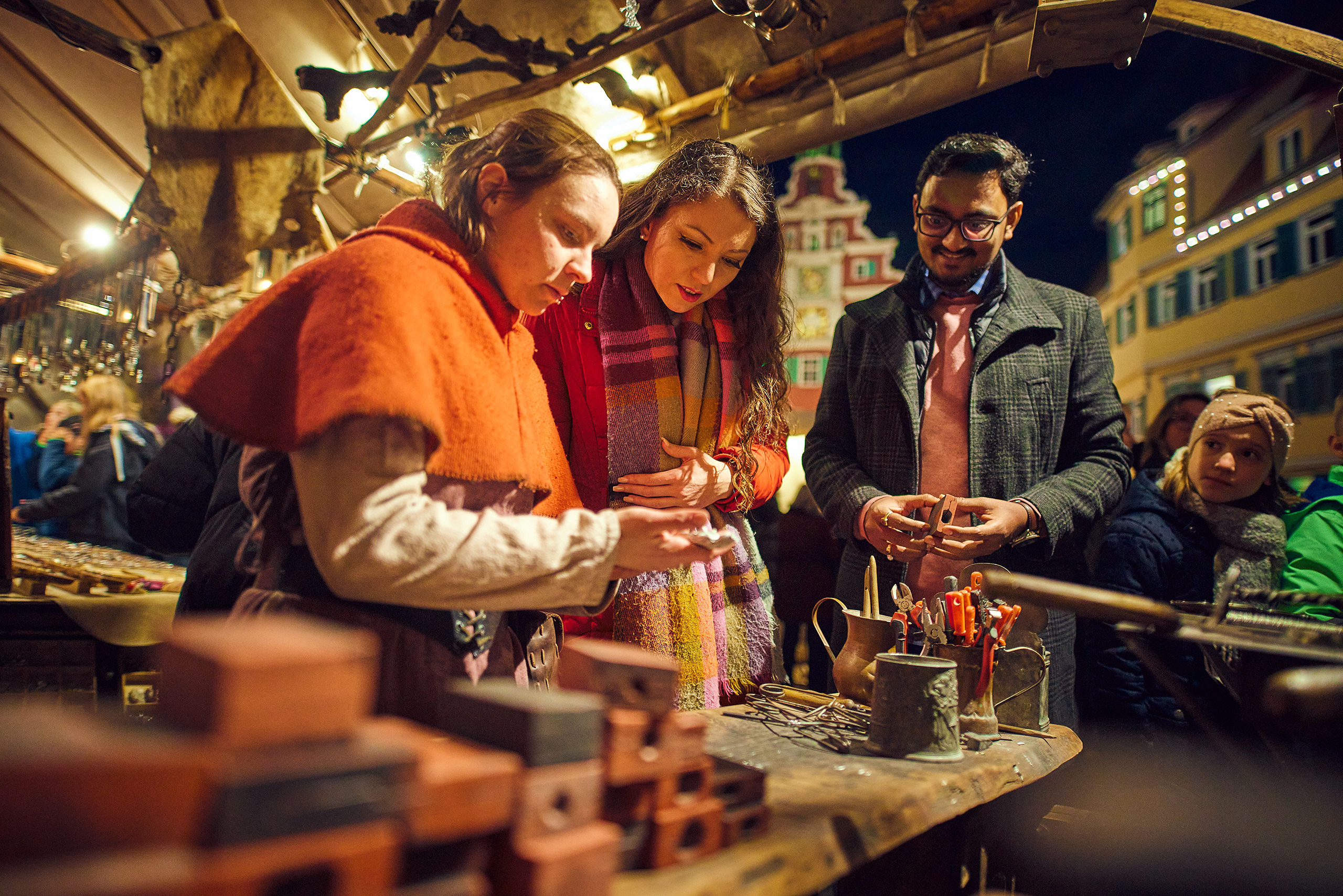 Besucher erleben eine Zinngießer-Vorführung auf dem Esslinger Mittelaltermarkt & Weihnachtsmarkt – Handwerkskunst hautnah, mit historischen Techniken und faszinierenden Details