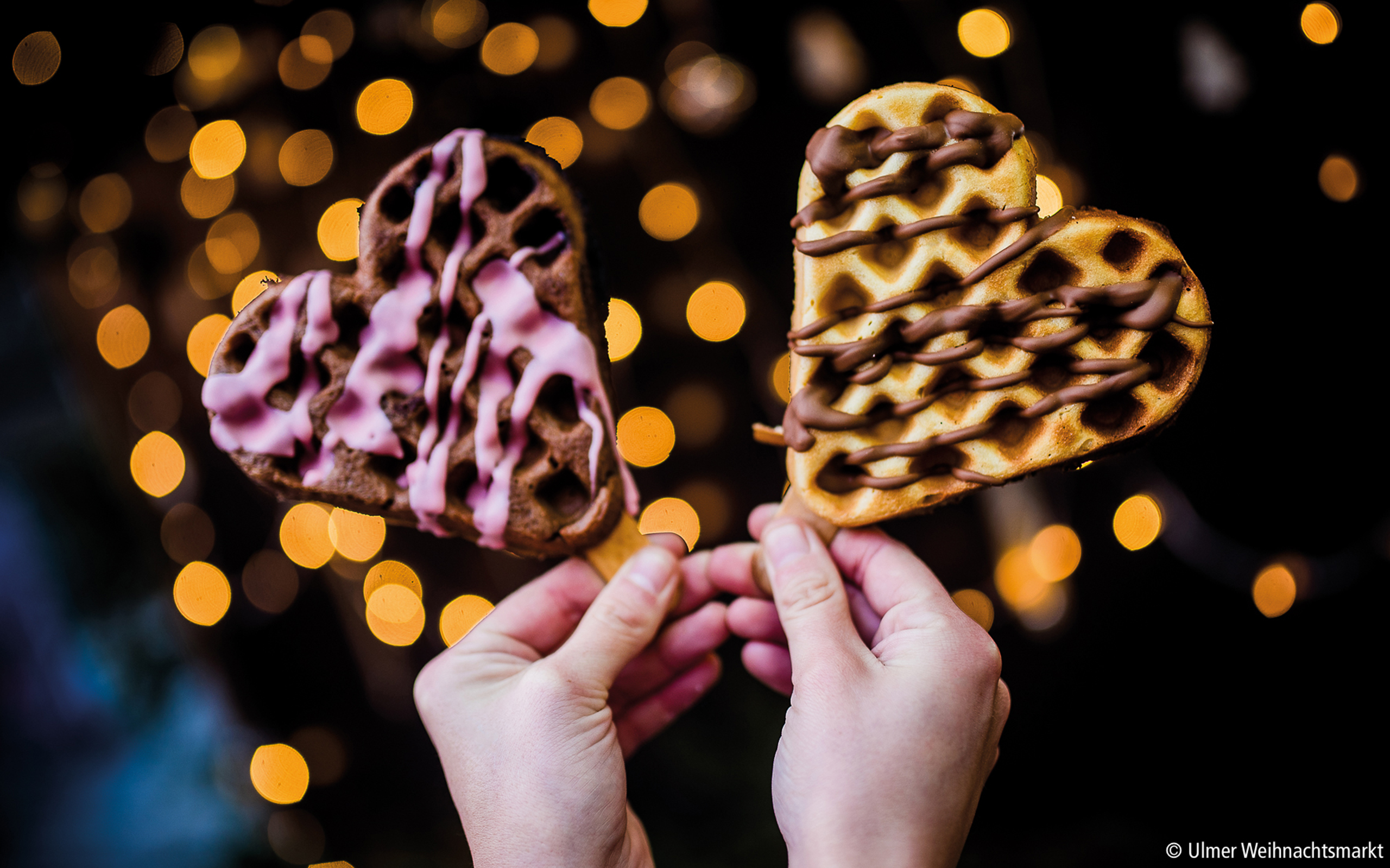 Frische Herzwaffeln mit Schokolade und Zuckerguss – süßer Genuss auf dem Ulmer Weihnachtsmarkt