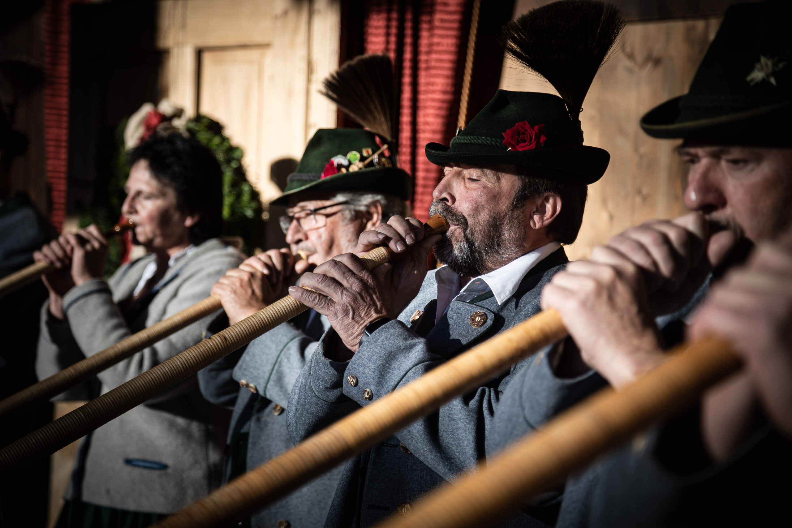Traditionelle Alphornbläser in Tracht sorgen für festliche Klänge auf dem Bad Hindelang Weihnachtsmarkt