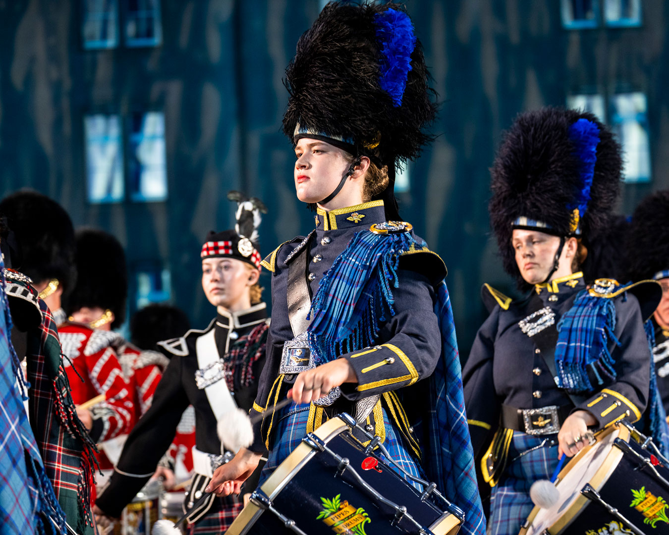 Trommler in schottischen Uniformen und Kilts bei der Abendshow des Basel Tattoo