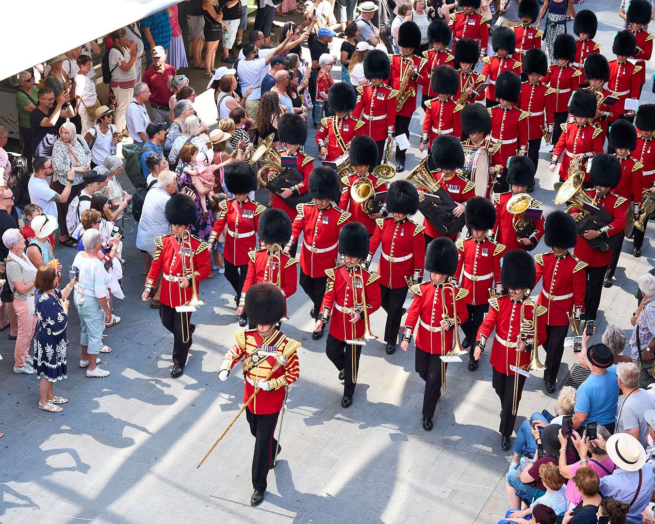 Militärmusikkapelle in roten Uniformen und schwarzen Bärenfellmützen bei der Basel Tattoo Parade