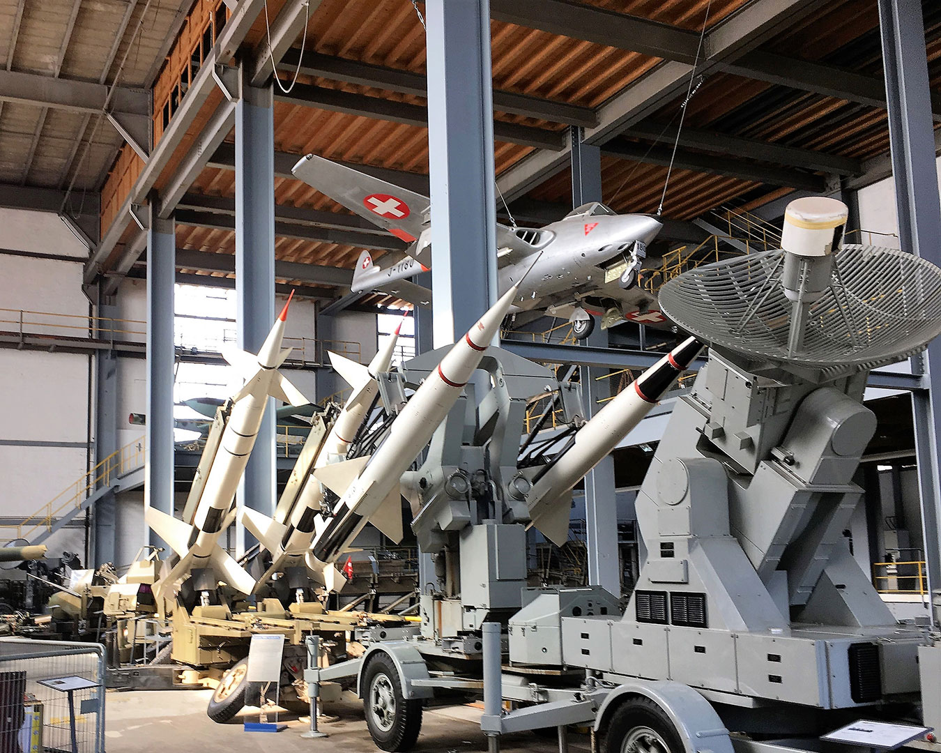 Historische Lenkwaffen-Flugabwehr mit Raketen, Radaranlage und Schweizer Militärflugzeug im Museum