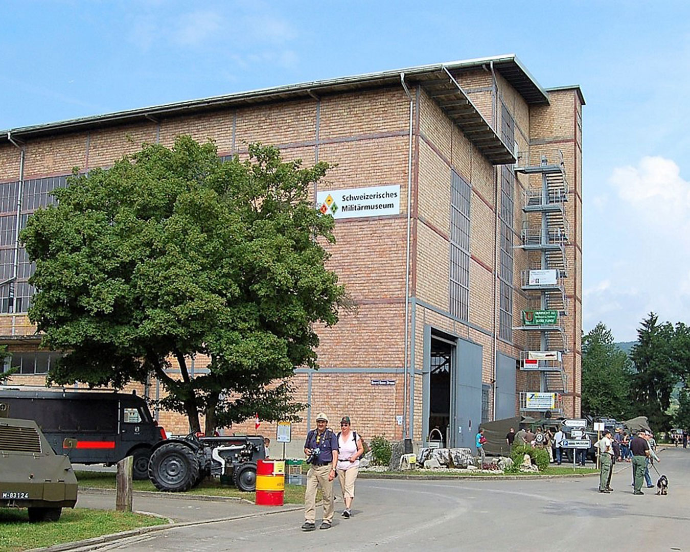 Gebäude des Schweizerischen Militärmuseums mit historischen Militärfahrzeugen im Außenbereich