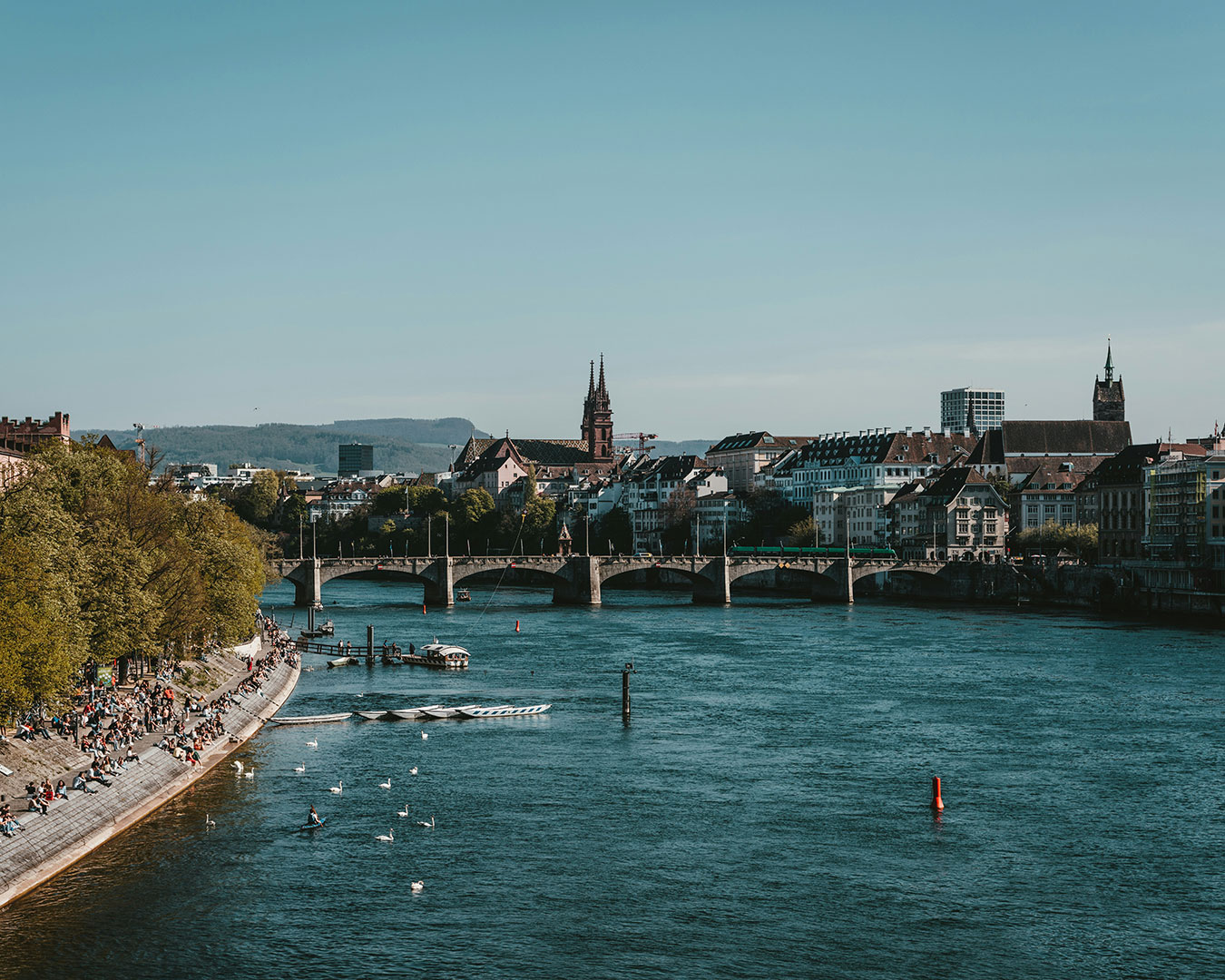 Blick über den Rhein auf die Altstadt von Basel und die Mittlere Brücke
