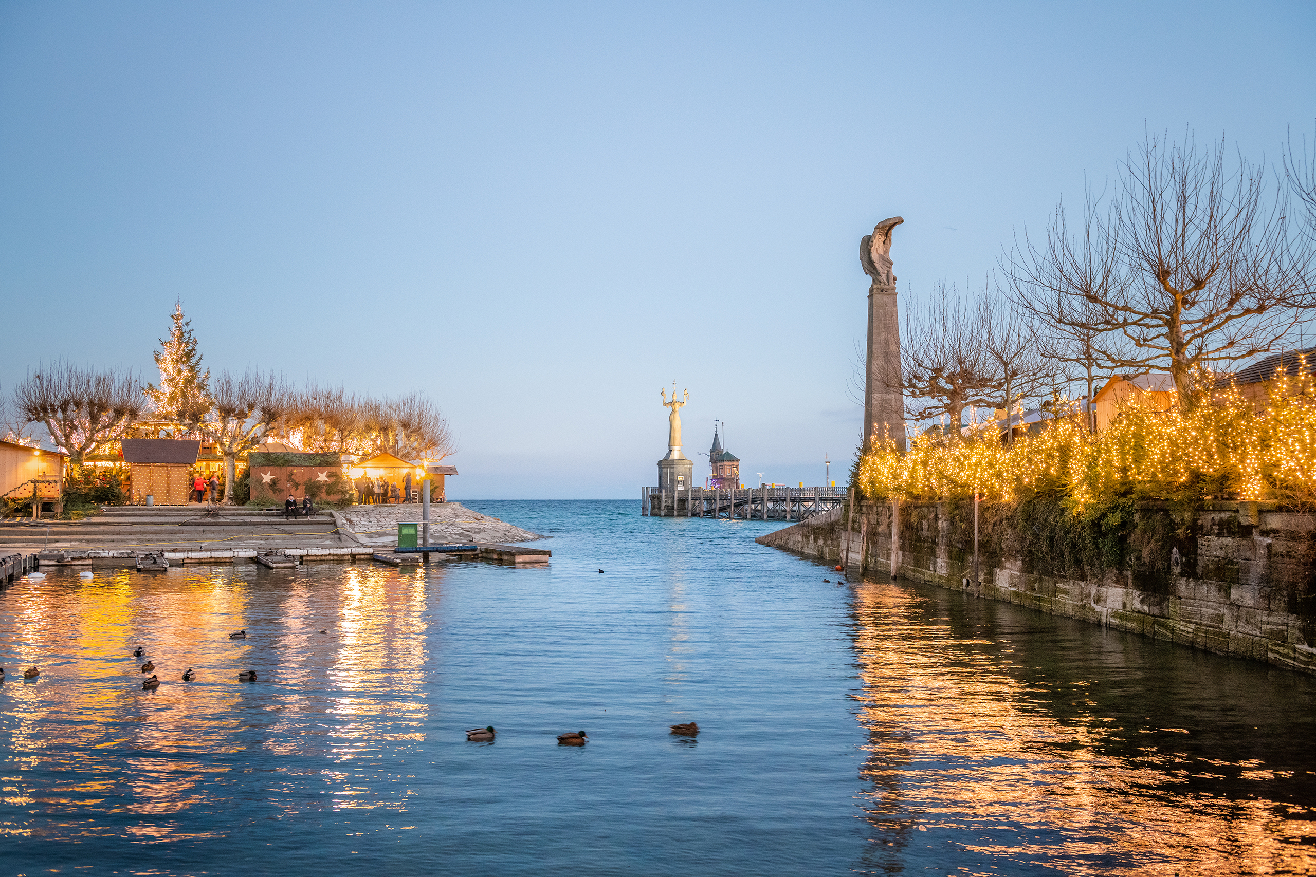 Romantische Hafeneinfahrt von Konstanz im Advent – Weihnachtslichter, festlicher Glanz und Blick auf die Imperia am Bodensee