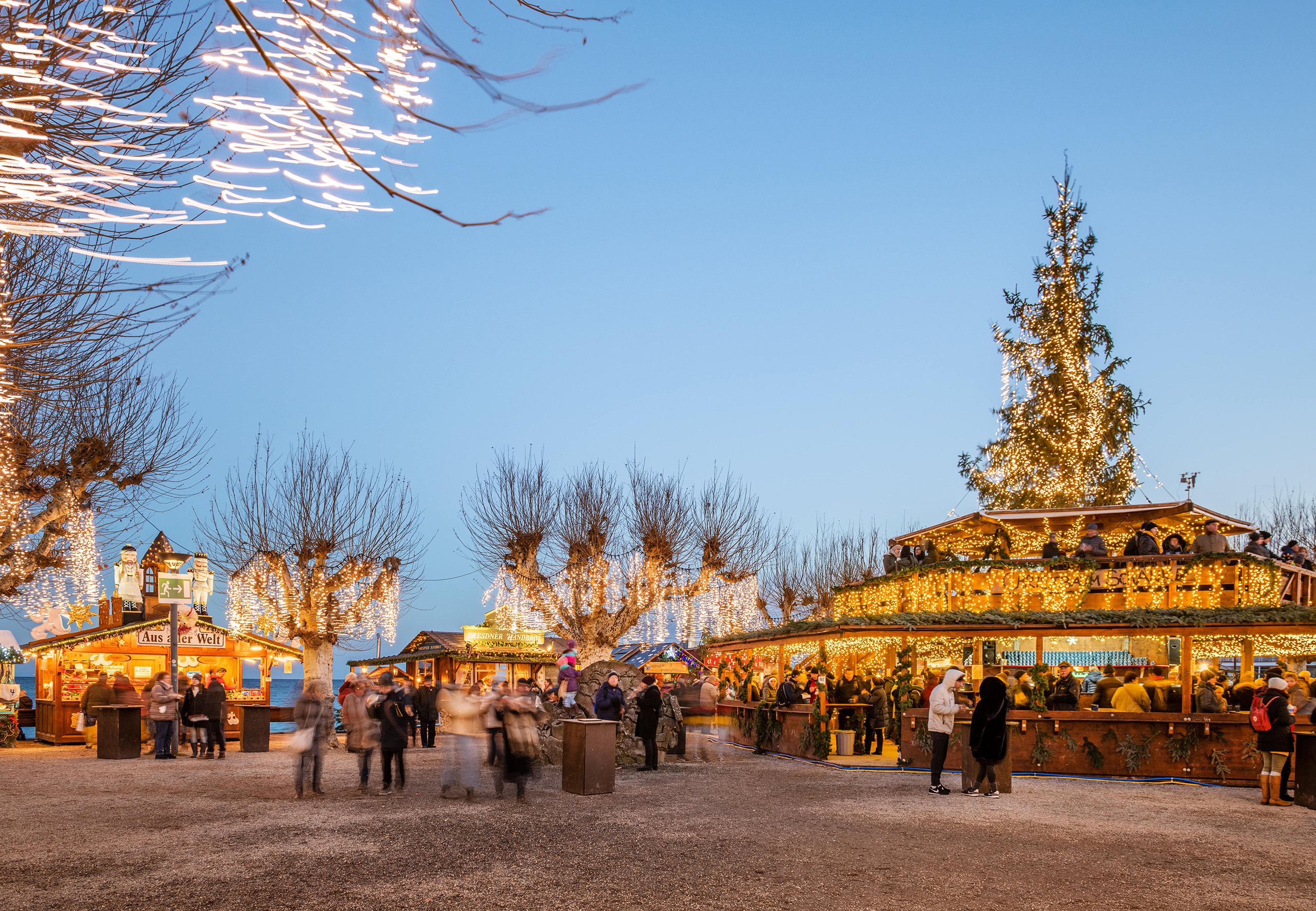 Glanzvoller Weihnachtsmarkt Konstanz mit funkelndem Lichtermeer, strahlendem Weihnachtsbaum und lebendigem Marktgeschehen direkt am See